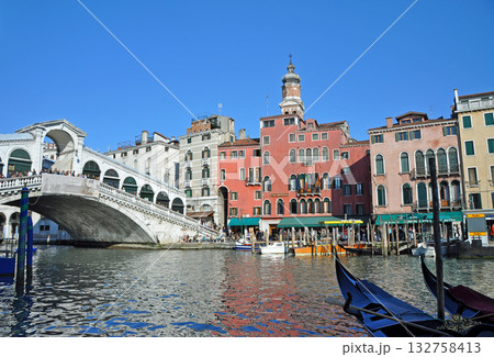 イタリア ヴェネチア カナル・グランデに架かるリアルト橋 イタリア ヴェネチア カナル・グランデに架かるリアルト橋 132758413
