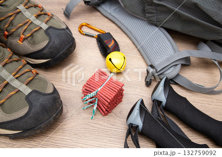 クマ鈴と爆竹(トレッキングポール、登山靴、リュック) クマ鈴と爆竹(トレッキングポール、登山靴、リュック) 132759092