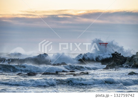 大荒れの太平洋にそびえる鳥居 大荒れの太平洋にそびえる鳥居 132759742