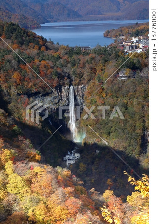 明智平展望台から望む秋の華厳の滝と中禅寺湖 ( 栃木県 日光市 ) 明智平展望台から望む秋の華厳の滝と中禅寺湖 ( 栃木県 日光市 ) 132760001