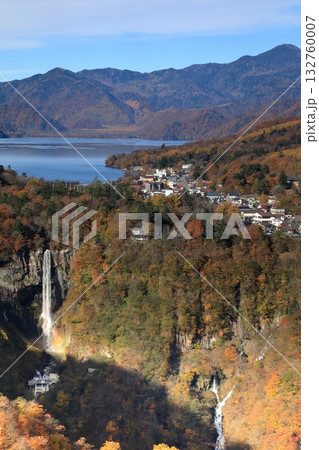 明智平展望台から望む秋の華厳の滝と中禅寺湖 ( 栃木県 日光市 ) 明智平展望台から望む秋の華厳の滝と中禅寺湖 ( 栃木県 日光市 ) 132760007