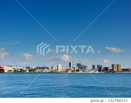 港町神戸の新突堤からの海辺の眺め 132760151