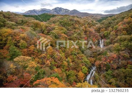 紅葉最盛期の日光 132760235