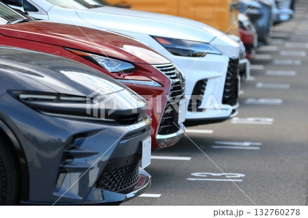 駐車場に並んだ乗用車　イメージ 132760278