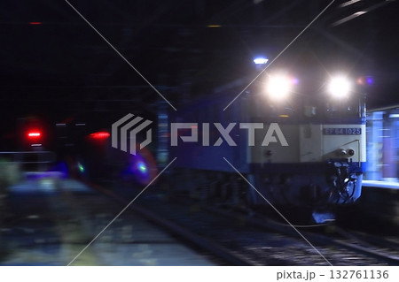 闇を切り裂いて夜の駅を通過するEF64形‐1025号機の貨物列車(81レ)_2025/11/2撮影 闇を切り裂いて夜の駅を通過するEF64形‐1025号機の貨物列車(81レ)_2025/11/2撮影 132761136