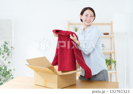 ダンボールに服を入れる女性 132761323