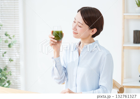 青汁を飲む女性 青汁を飲む女性 132761327