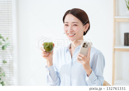 青汁を飲む女性 132761331