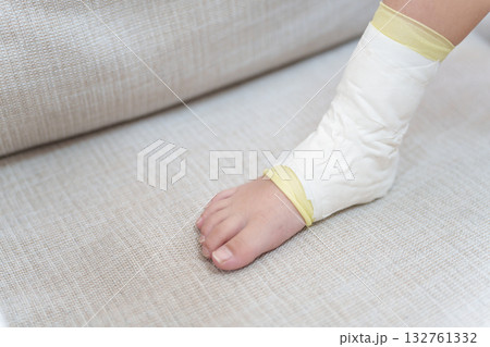 捻挫で足にテーピングする子供 132761332