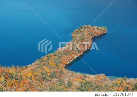 奥日光の秋 半月山展望台より望む 八丁出島 紅葉の風景 奥日光の秋 半月山展望台より望む 八丁出島 紅葉の風景 132761377