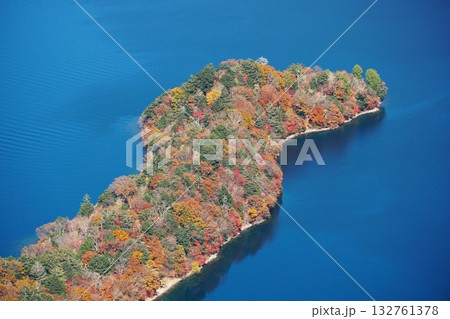 奥日光の秋 半月山展望台より望む 八丁出島 紅葉の風景 奥日光の秋 半月山展望台より望む 八丁出島 紅葉の風景 132761378