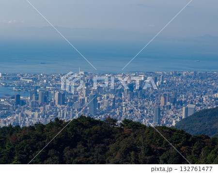 六甲山上から見る神戸市街地と大阪湾 132761477
