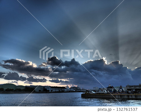 神戸の海辺の夕暮れ　サンシャインワーフにて 132761537