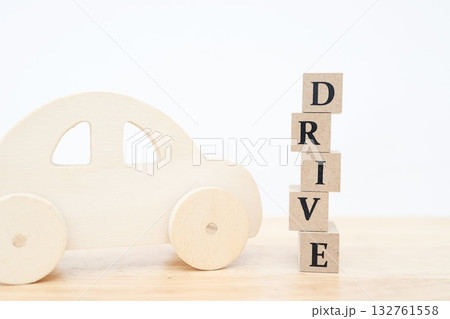 木製の車とDRIVE文字ブロック。ドライブやカーライフをイメージした作品。 132761558