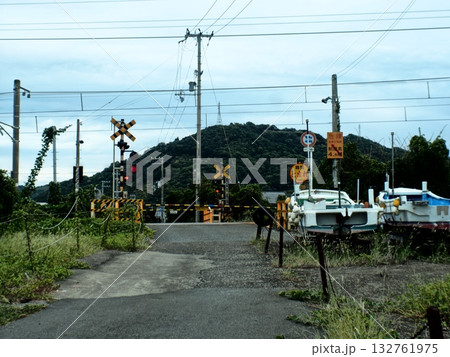 船がある田舎の踏切 132761975