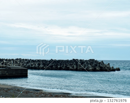 防波堤のある海岸 132761976