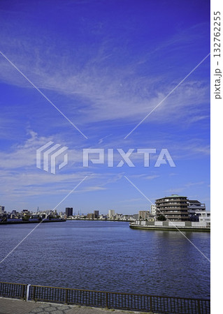 爽やかな青空と中川の風景 132762255