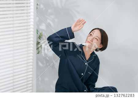 パジャマを着てリラックスする女性 132762283