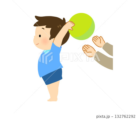 ボールを後ろの人に手渡ししている男の子 132762292
