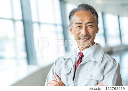 作業服を着たシニア男性 132762439
