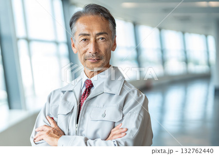 作業服を着たシニア男性 132762440