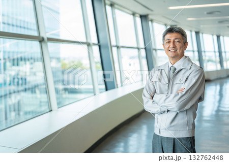 オフィスのロビーに立つ作業着の男性 132762448