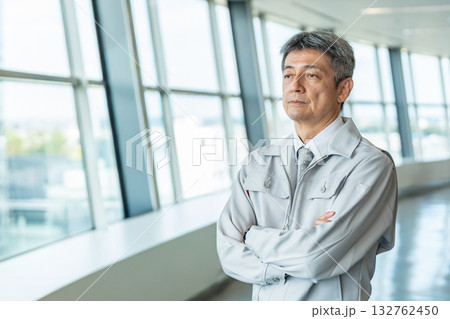 腕組みをする現場監督 132762450