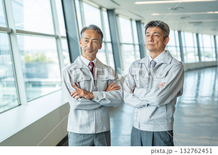 腕組みをする作業服のシニア男性 腕組みをする作業服のシニア男性 132762451