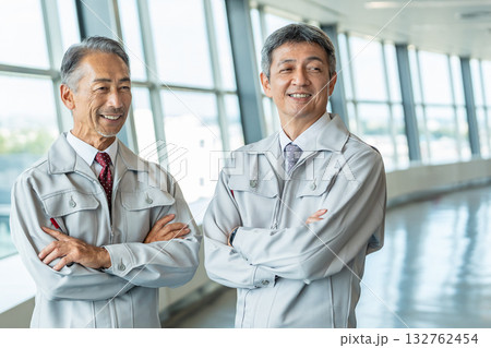 腕組みをする作業服のシニア男性 132762454