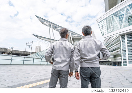 建設現場で打ち合わせをする現場監督の男性 建設現場で打ち合わせをする現場監督の男性 132762459