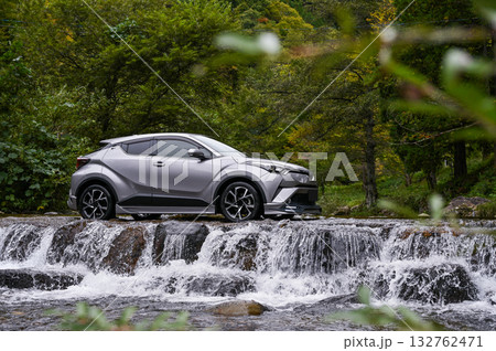 岐阜県高山市カクレハ高原の洗い越しと車 132762471