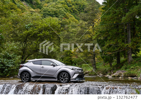 岐阜県高山市カクレハ高原の洗い越しと車 132762477