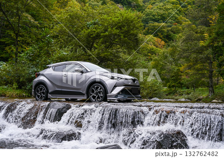 岐阜県高山市カクレハ高原の洗い越しと車 132762482