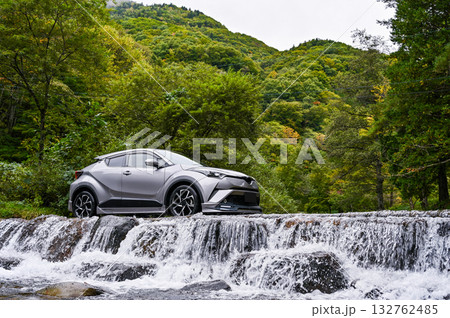 岐阜県高山市カクレハ高原の洗い越しと車 132762485