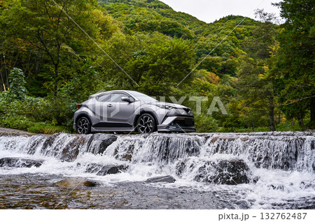 岐阜県高山市カクレハ高原の洗い越しと車 132762487