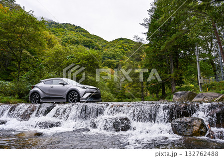 岐阜県高山市カクレハ高原の洗い越しと車 岐阜県高山市カクレハ高原の洗い越しと車 132762488