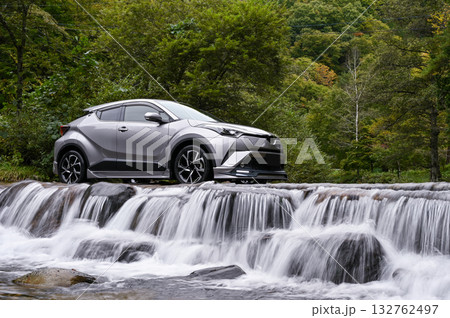 岐阜県高山市カクレハ高原の洗い越しと車 132762497