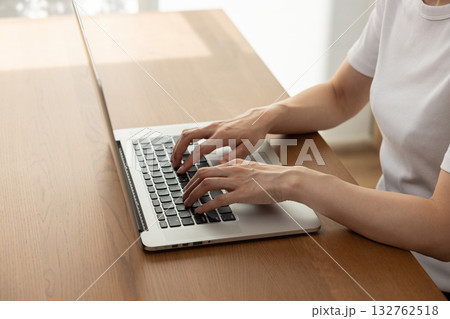 パソコンを操作する女性の手元 132762518