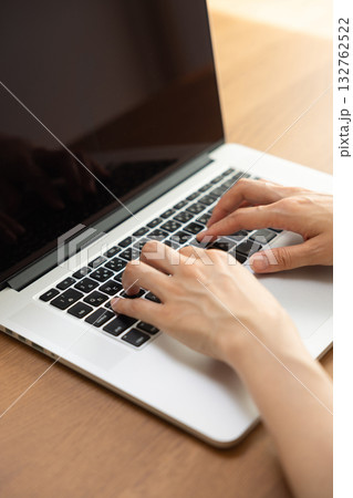 パソコンを操作する女性の手元 パソコンを操作する女性の手元 132762522