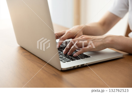 パソコンを操作する女性の手元 132762523