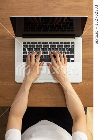 パソコンを操作する女性の手元 132762533