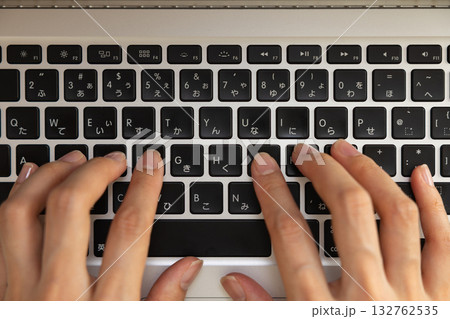 パソコンを操作する女性の手元 132762535