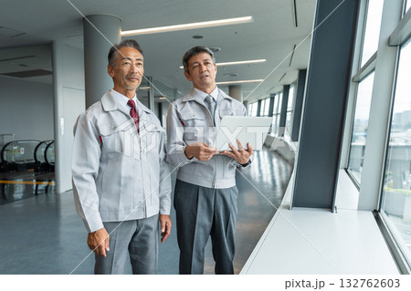 現場で打ち合わせをする技術者 現場で打ち合わせをする技術者 132762603