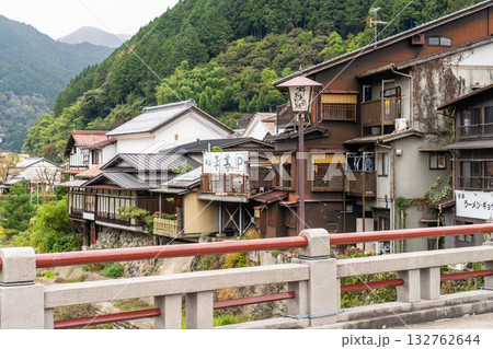 《岐阜県》郡上八幡・八幡町の古い街並み 132762644