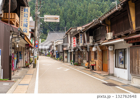 《岐阜県》郡上八幡・八幡町の古い街並み 132762648