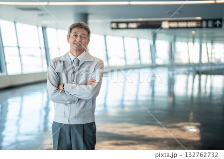 腕組みをする作業服のミドル男性 132762732