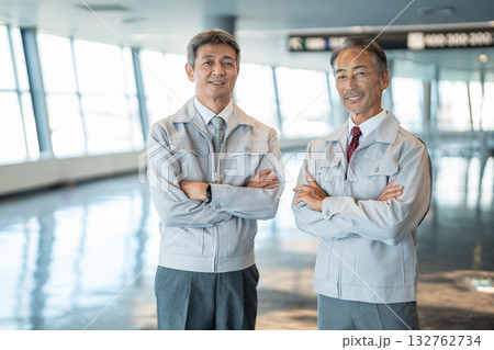 腕組みをする作業服のシニア男性 132762734