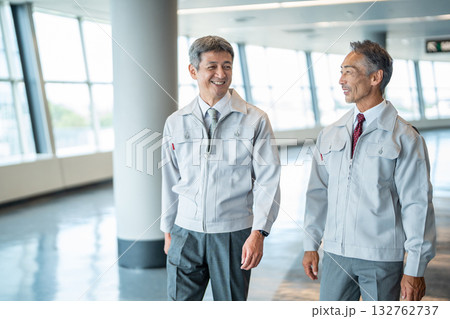 作業着を着たシニアの男性 132762737