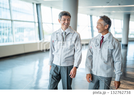 作業着を着たシニアの男性 132762738