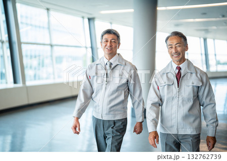 作業着を着たシニアの男性 132762739